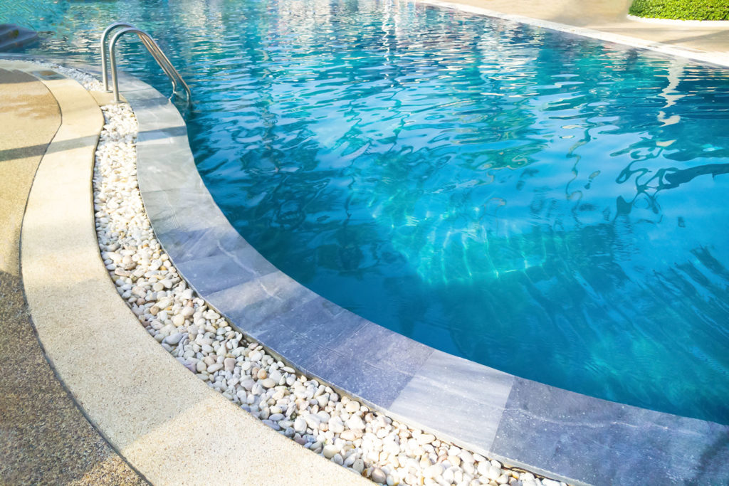 kidney shaped pools in small yards